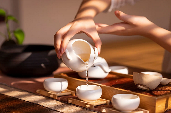 “茶咖”赛道风靡，团餐行业持谨慎态度
