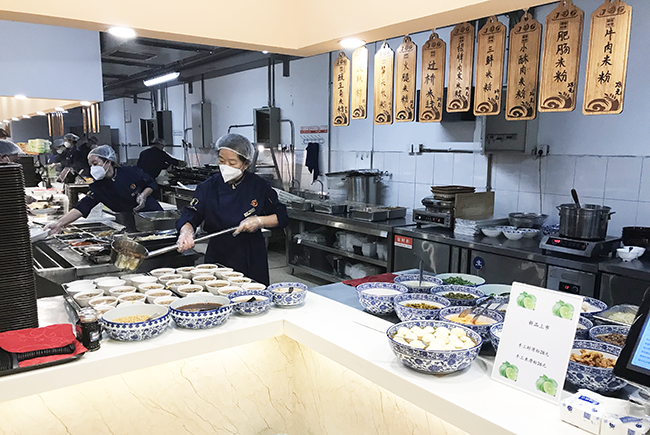 拒绝“货不对板”食材！建国快餐集约化管理制度显优势
